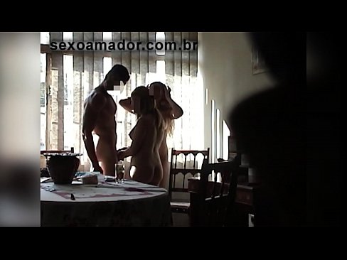 ❤️ Sex-Freunde laden einen riesigen Mann und einen Dreier mit ihm ein ☑ Super porn bei uns ☑