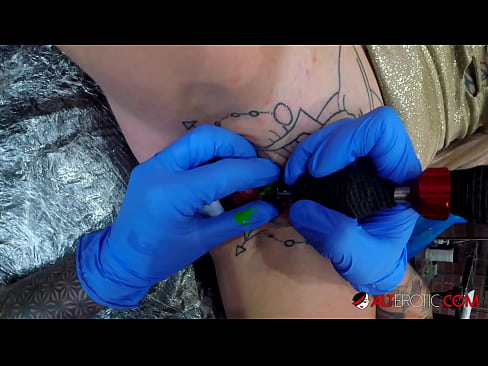 ❤️ Extrem tätowierte Hottie Sully Savage hat ein Tattoo auf ihrer Klitoris ☑ Super porn bei uns ☑
